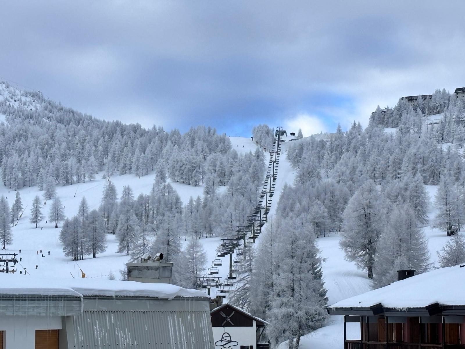 Piste innevate vicino a Casa Vialattea